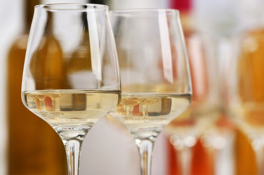 8 falsos mitos sobre el vino blanco que no debes creer
